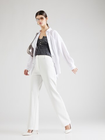 regular Pantaloni 'IZZIE' di Y.A.S in bianco