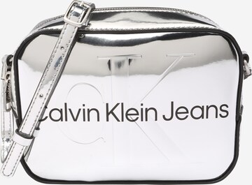 Calvin Klein Jeans Taška přes rameno – stříbrná: přední strana