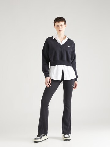 Evazați Pantaloni de la Nike Sportswear pe negru