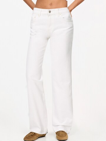 Pull&Bear Regular Jeans in White: front