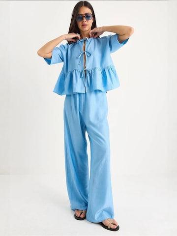 Bianco Lucci - Roupa de casa em azul: frente