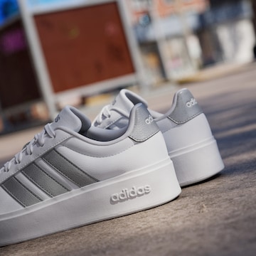 Baskets basses ADIDAS SPORTSWEAR en blanc