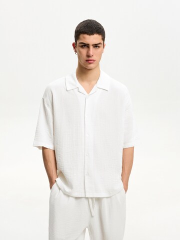 Fit confort Chemise Bershka en beige : devant