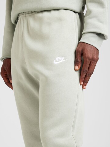 Tapered Pantaloni 'CLUB FLEECE' de la Nike Sportswear pe verde