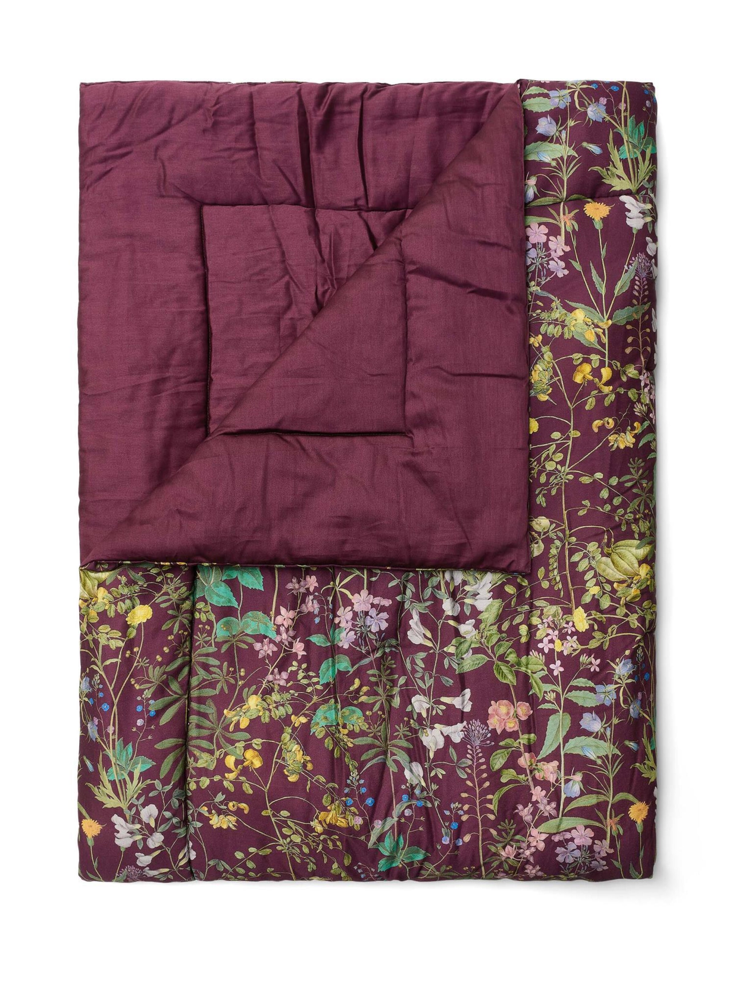 ESSENZA Blankets 'Augustina' in Red: front