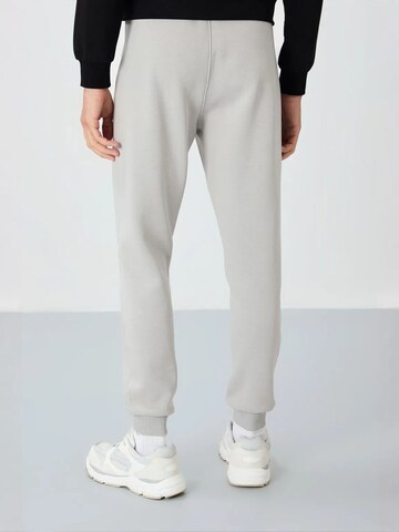 Tommy Life Tapered Sports trousers 'Jogginghose' in Grey