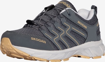 Scarpa bassa di SKOGAN in grigio: frontale