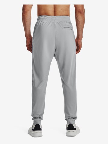 Effilé Pantalon de sport UNDER ARMOUR en gris