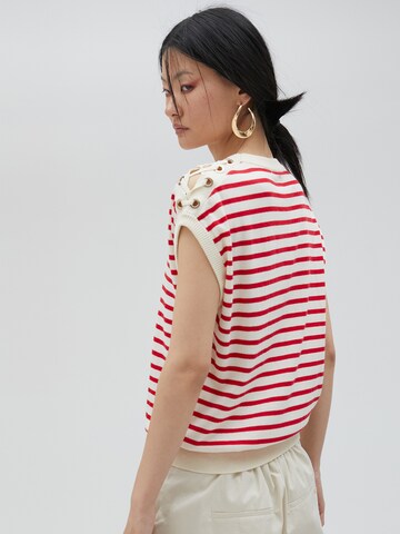 Lola Casademunt - Camiseta en rojo