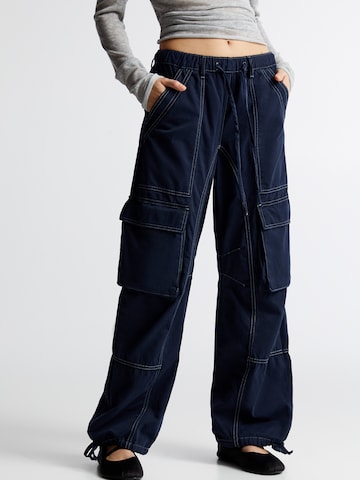Pull&Bear Широка кройка Карго панталон в синьо: отпред