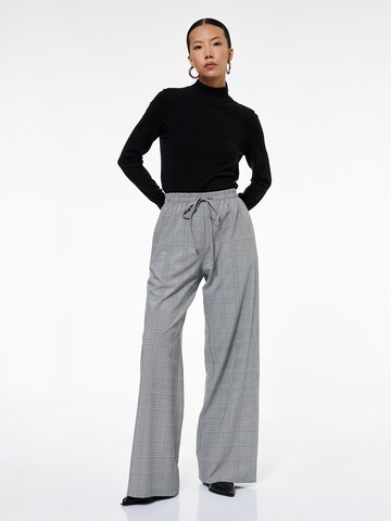 Koton Flared Broek in Grijs: voorkant