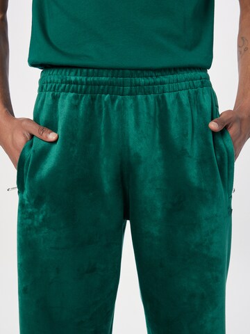 Loosefit Pantaloni 'Premium Essentials+' di ADIDAS ORIGINALS in verde