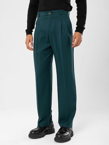 Antioch Regular Pleat-front trousers in Green