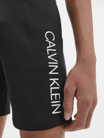 Calvin Klein Jeans Štandardný strih Nohavice - Čierna