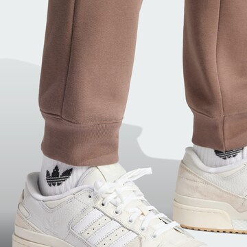 ADIDAS ORIGINALS Дънки Tapered Leg Панталон ' Trefoil ' в кафяво