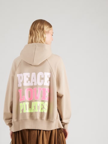 Felpa 'Wide Pilates Peace' di miss goodlife in beige