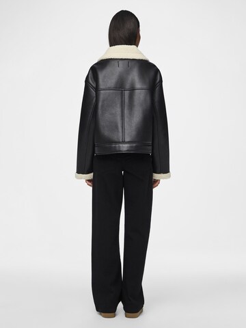 Veste mi-saison 'PCJanelle' PIECES en noir