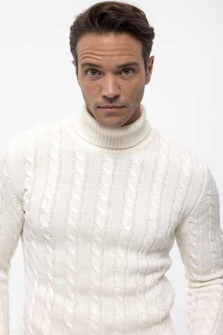 Felix Hardy Sweater in White