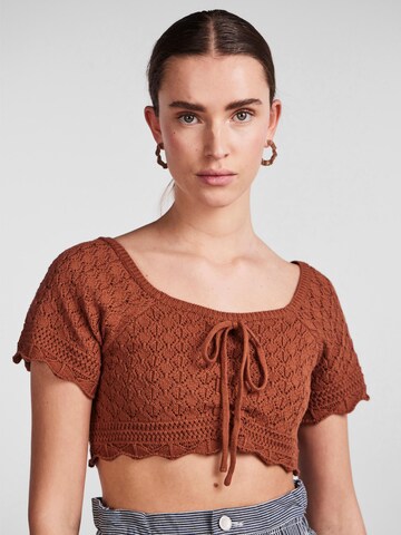 Tops en tricot 'Bluma' PIECES en marron : devant