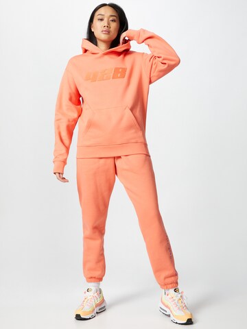 ABOUT YOU x Mero Sweatshirt '428' in Oranje
