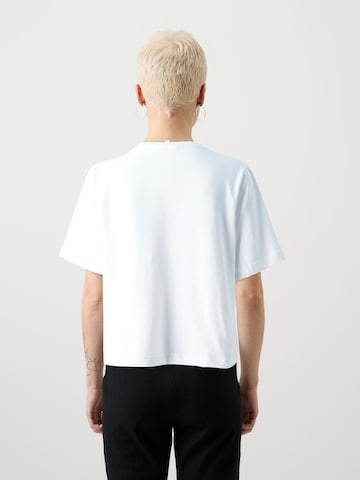 Only Petite - Camiseta 'ONLLINA' en blanco