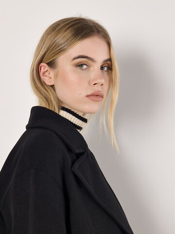 Cappotto invernale di Apricot in nero