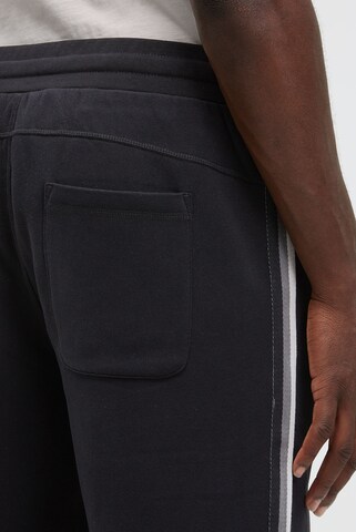 CAMP DAVID Regular Jogginghose mit Seitentapes und Logo Prints in Schwarz: Vorderseite