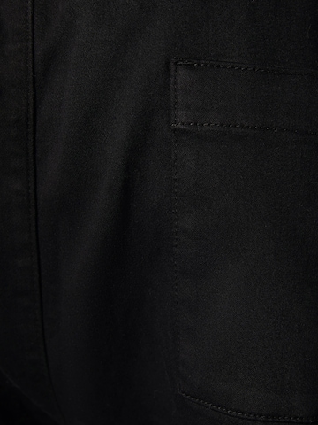 Bershka Ozke Chino hlače | črna barva