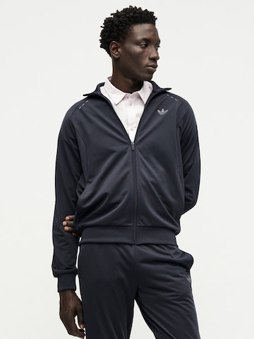 ADIDAS ORIGINALS Joggingdragt 'TECH ESS' i grå