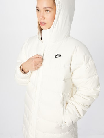 Giacca invernale di Nike Sportswear in bianco