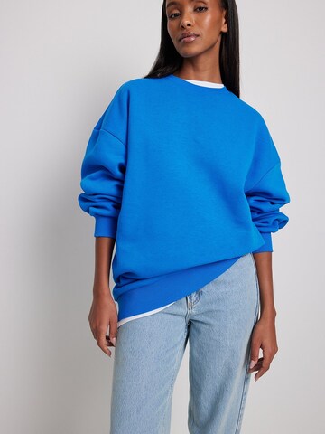 Sweat-shirt NA-KD en bleu : devant