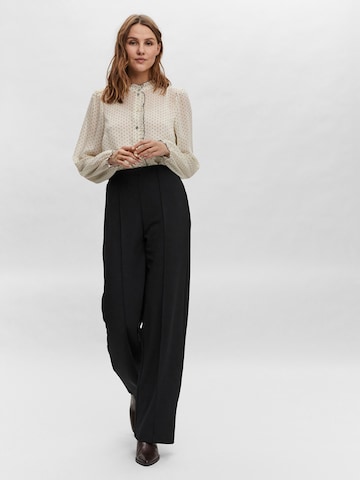 Wide leg Pantaloni cu dungă 'Becky' de la VERO MODA pe negru