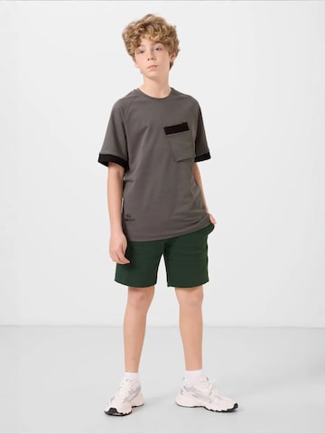 Tommy Life Regular Trousers in Green: front