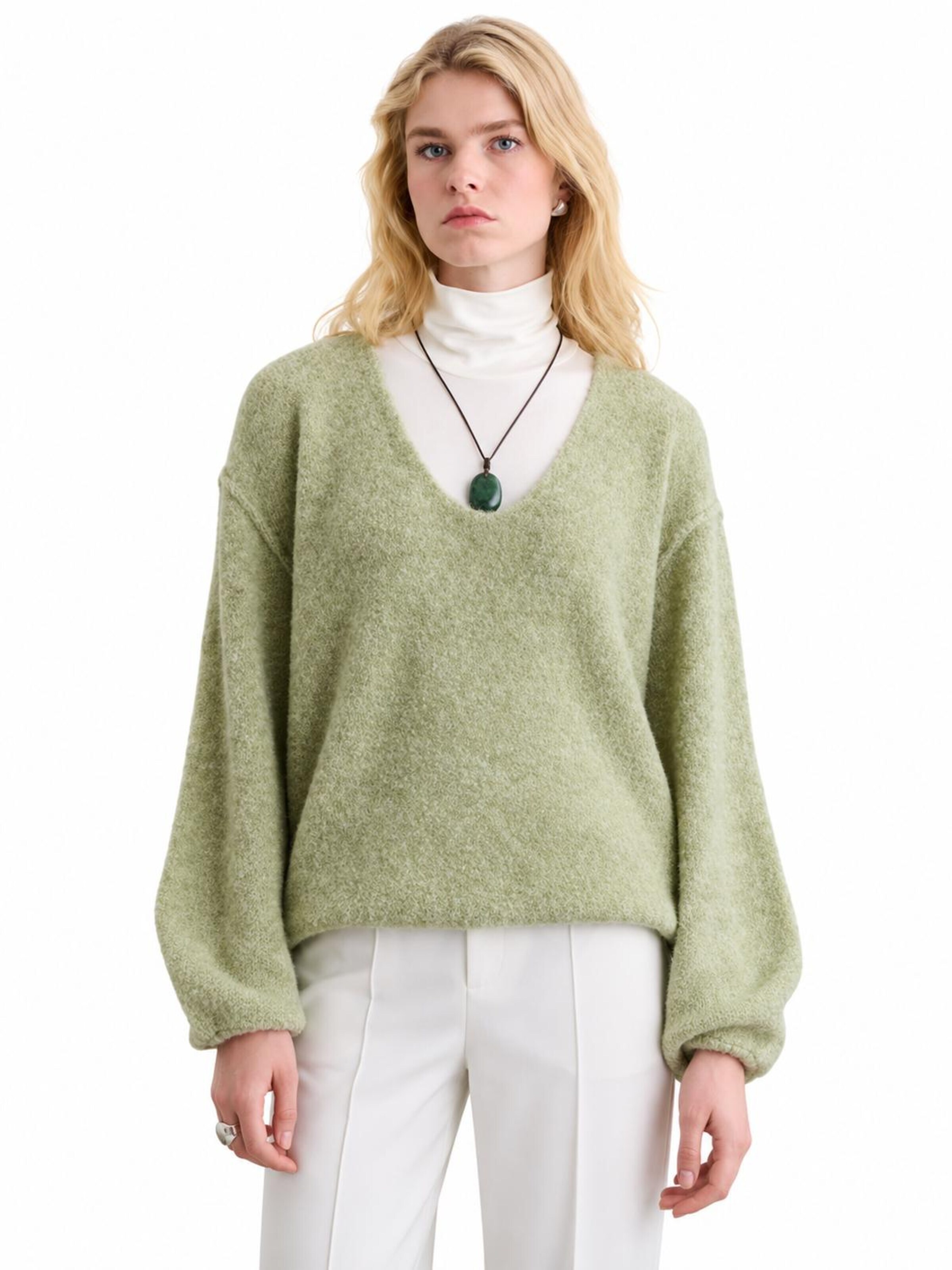 MANUKA Sweater in Green: front