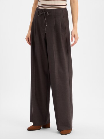Cambio Regular Pleat-front trousers 'Addison' in Brown: front
