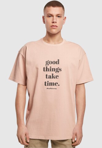 T-Shirt 'Good Things Take Time' Merchcode en rose : devant