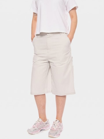 Carhartt WIP Luźne Spodnie 'W' Mercer Single Knee Short Mercer Stripe, Graphite' w kolorze biały: przód
