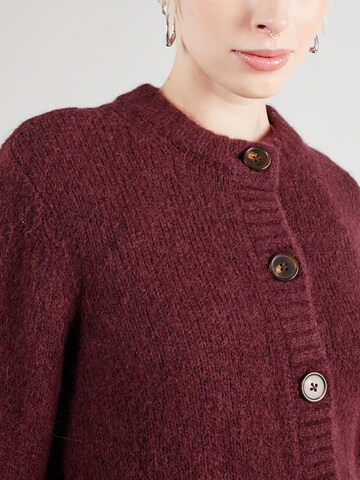Cardigan & Other Stories en rouge