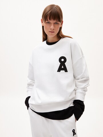 Sweat-shirt 'Sasha' ARMEDANGELS en blanc : devant