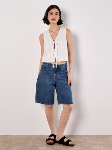 Gilet 'Broderie Anglaise' Apricot en blanc : devant