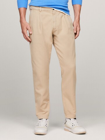 Effilé Pantalon chino TOMMY HILFIGER en beige : devant