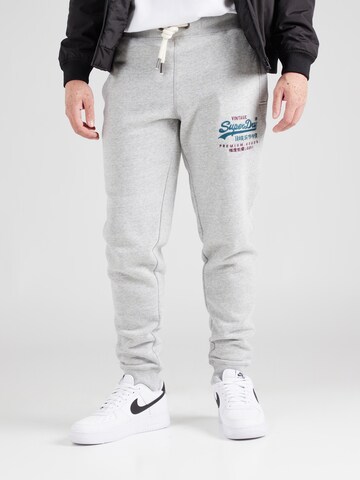 Superdry Tapered Hose in Grau: Vorderseite