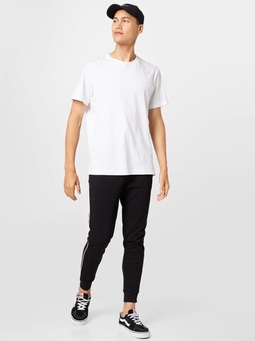 Effilé Pantalon Lyle & Scott en noir