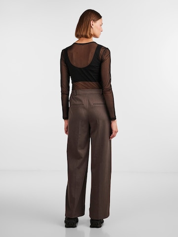 Loosefit Pantalon à plis 'Camil' PIECES en marron