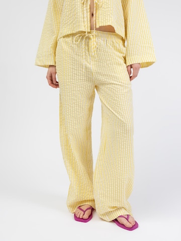 BROKE + SCHÖN Loose fit Pants 'Lockere, gestreifte Stoffhose' in Yellow: front
