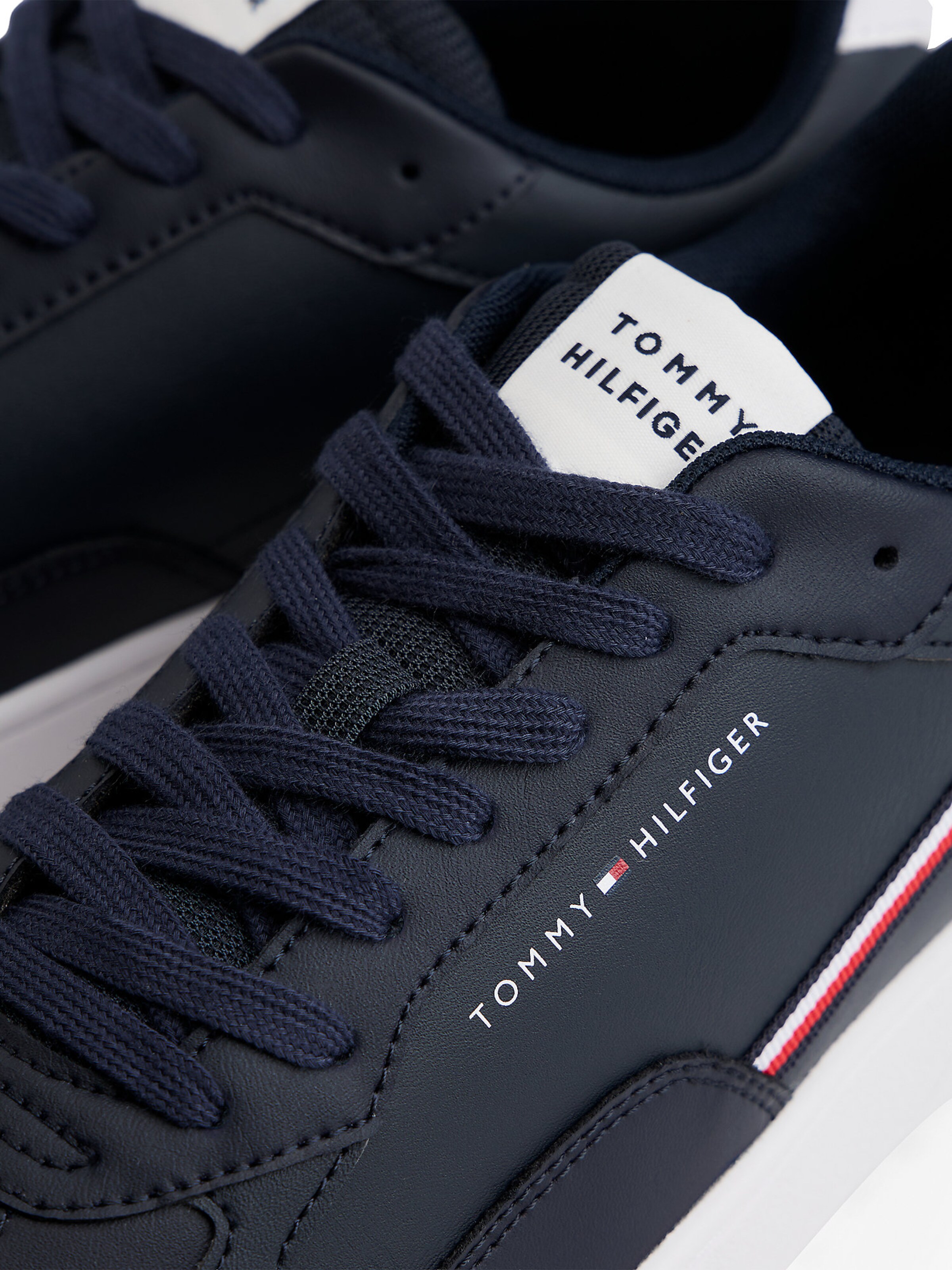 TOMMY HILFIGER Sneaker in Blau
