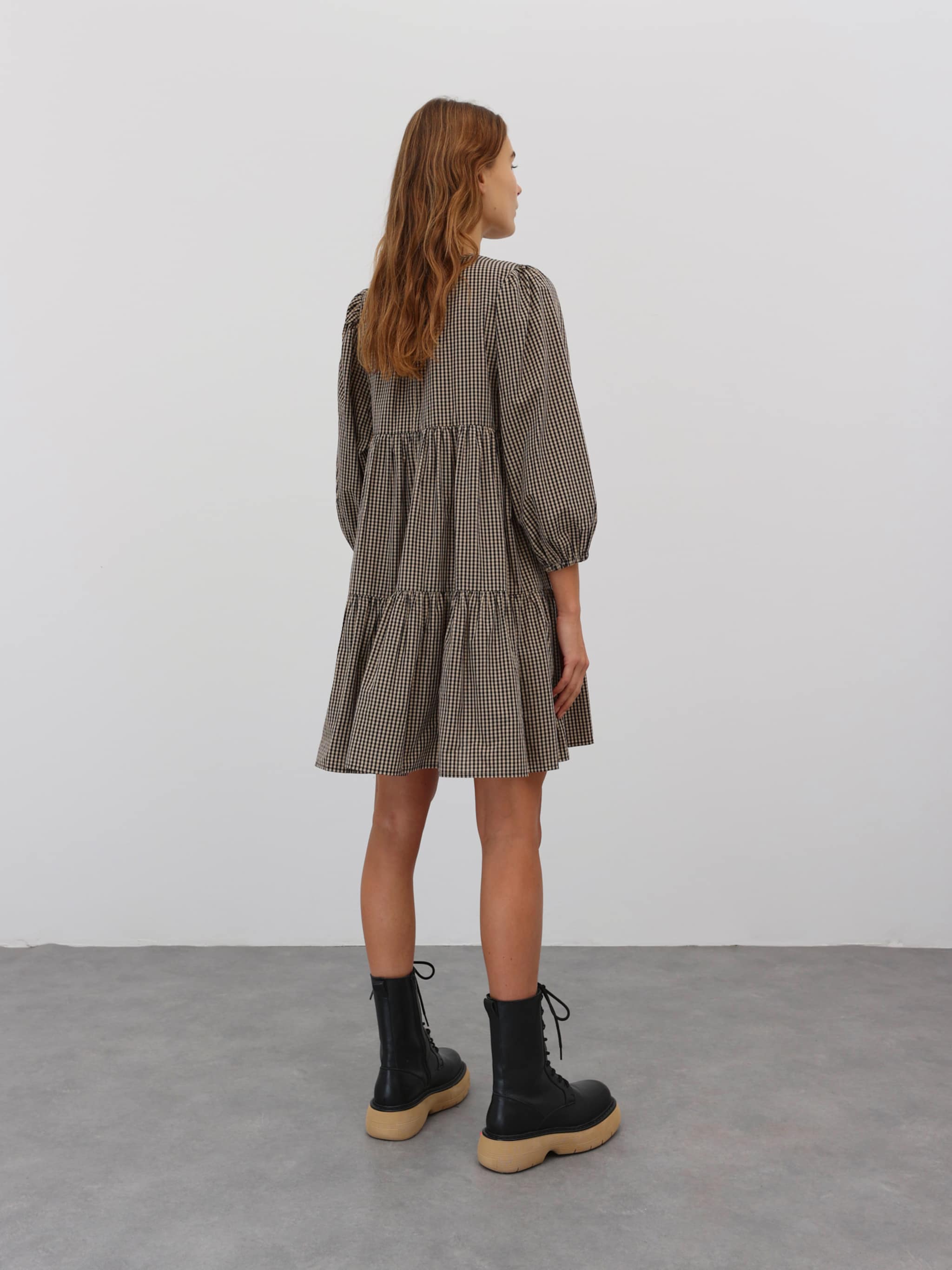 EDITED Produits Robe 'Joanna' beige foncé