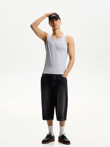 Bershka Baggy Jeans in Black: front