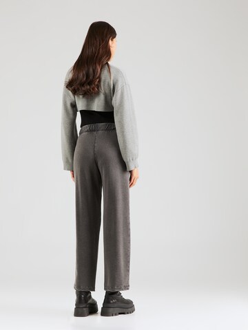 Loosefit Pantaloni 'Fergie' di Monki in grigio