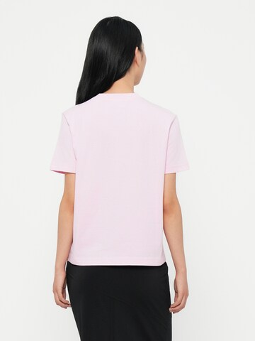 T-shirt 'CLASSIC' Calvin Klein en rose : derrière
